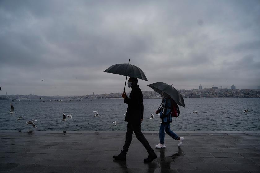 İstanbul'da yağmurlu bir günde sokaktaki insanlar.