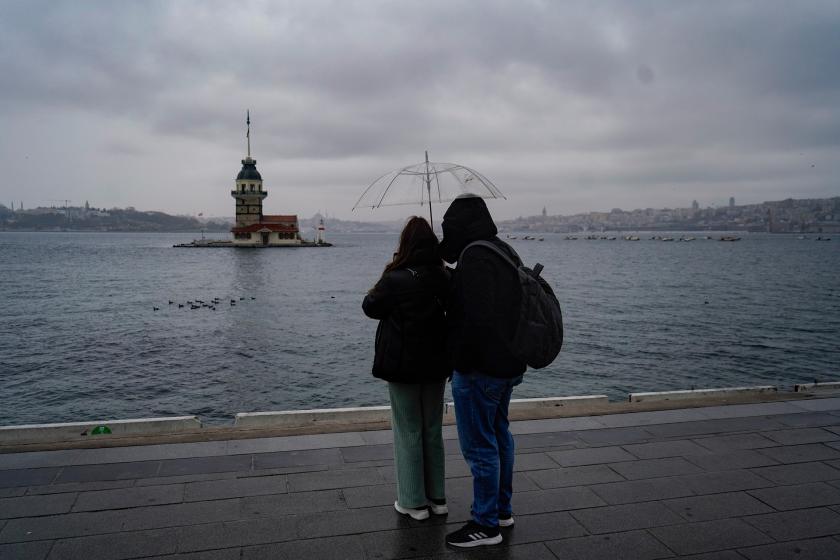 İstanbul'da yağmurlu bir günde sokaktaki insanlar.