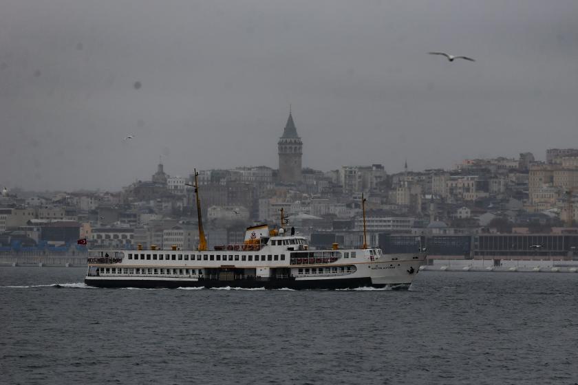 İstanbul'da yağmurlu bir günde sokaktaki insanlar.