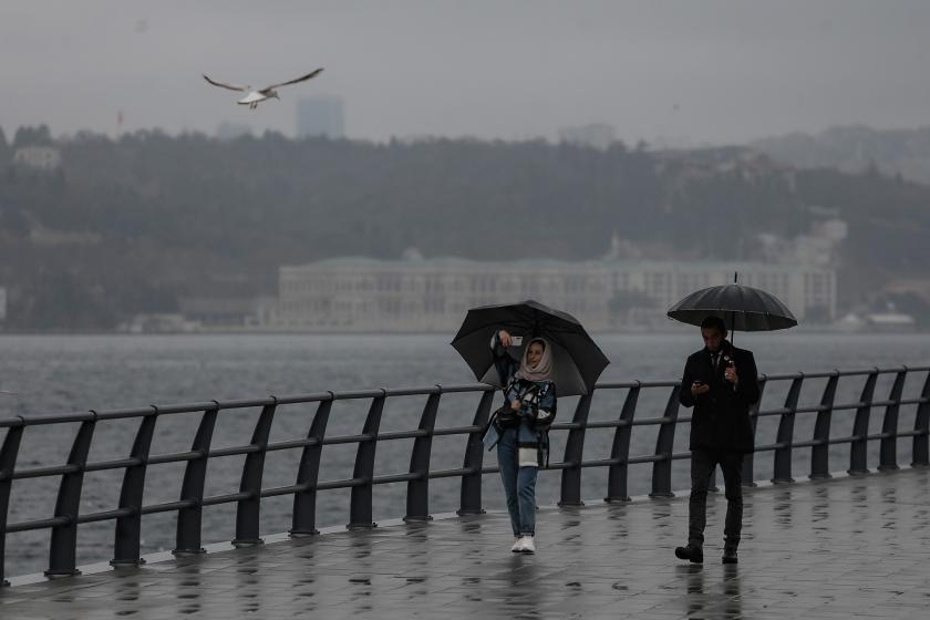 İstanbul'da yağmurlu bir günde sokaktaki insanlar.