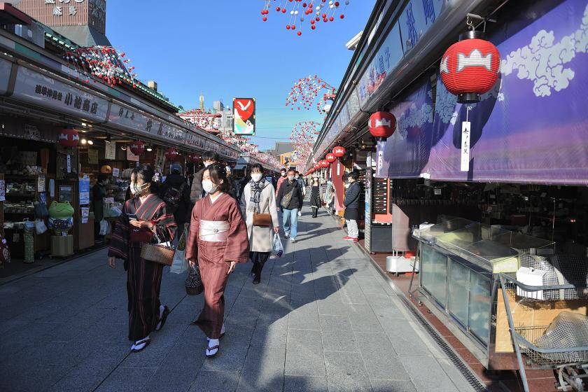  Tokyo'daki Asakusa bölgesinde yer alan Nakamise alışveriş caddesinde yürüyenler