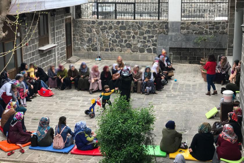 Diyarbakır'da atöyle çalışmasında bulunan mülteci kadınlar