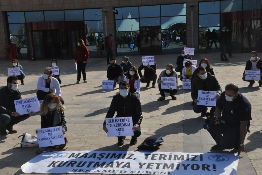 Oturma eylemi yapan sağlıkçılar.