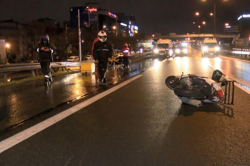 Pendik'te bir otomobil otokuryeye çarptı 