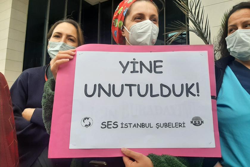 Sağlık emekçilerinin gerçekleştirdiği eylemde 'Yine unutulduk!' yazılı döviz tutan bir sağlık emekçisi.