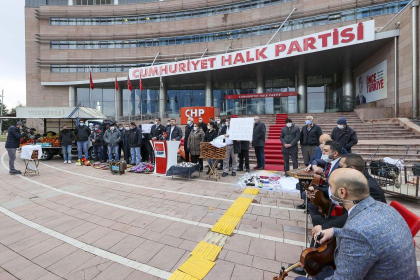 Veli Ağbaba, seyyar satıcılar, esnaf ve müzisyenlerle...