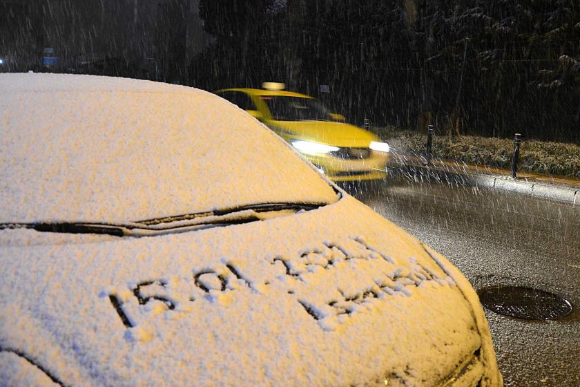 İstanbul güne karla uyandı, trafik yoğunluğu yaşanıyor