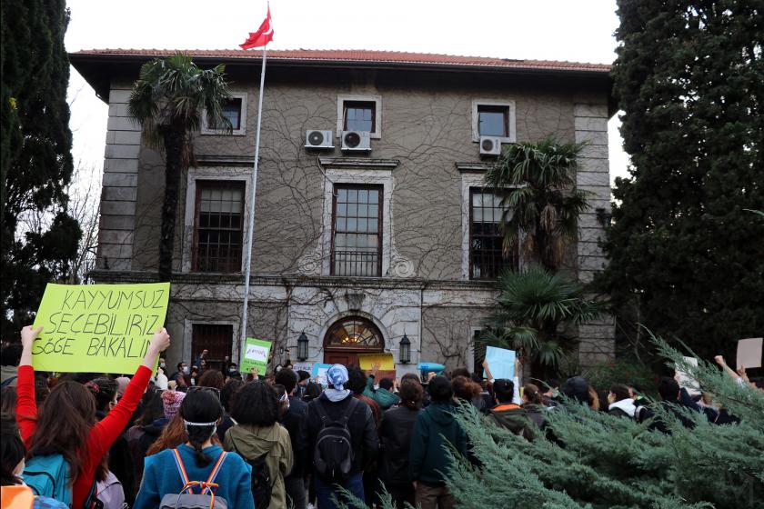 AKP'li Melih Bulu'nun Boğaziçi Üniversitesine kayyum rektör olarak atanmasının ardından Boğaziçi Üniversitesi öğrencilerinin gerçekleştirdiği protesto eylemlerinden bir fotoğraf.