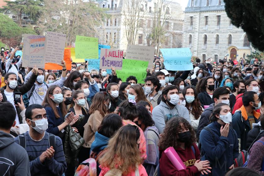 AKP'li Melih Bulu'nun Boğaziçi Üniversitesine kayyum rektör olarak atanmasının ardından Boğaziçi Üniversitesi öğrencilerinin gerçekleştirdiği protesto eylemlerinden bir fotoğraf.