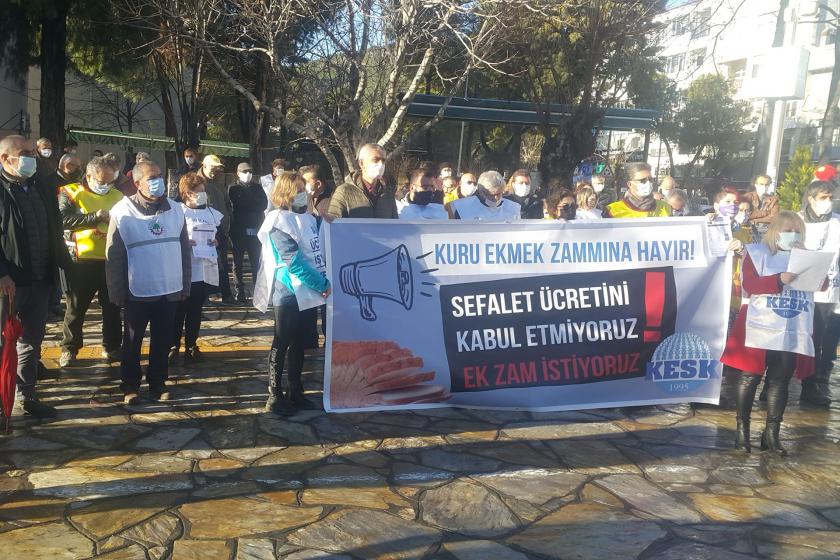 Muğla’da KESK’e bağlı sendikalara üye emekçiler, enflasyon oranının açıklanmasının ardından maaşlarına yansıyan yüzde 7,3'lük zammı bordrolarını yakarak protesto etti.