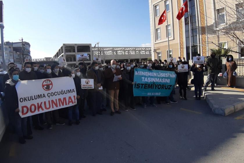 Menemen Atatürk Anadolu Lisesi öğrenci ve velileri okulun taşınmasına tepki göstererek Menemen İlçe Milli Eğitim Müdürlüğü önünde basın açıklaması yaptı.