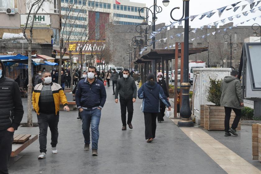 Diyarbakır'da bir caddede insanlar.