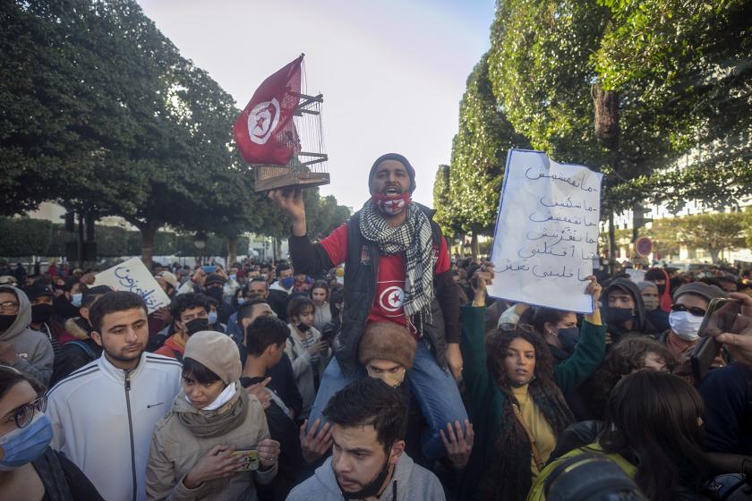 Tunus’ta sokağa çıkma yasağına karşı protestoları sırasında gözaltına alınanların serbest bırakılması istendi