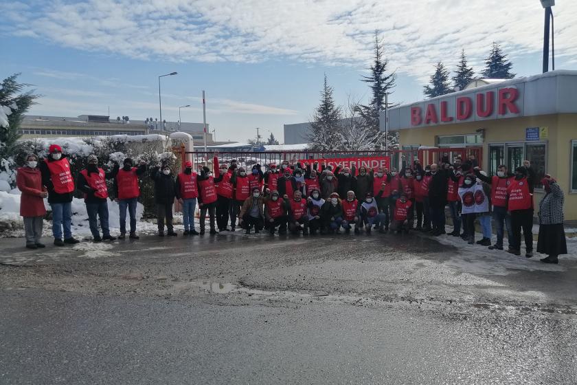 Sendikal hakları için greve çıkan Baldur işçilerini Sanatçı Haluk Tolga İlhan ve Yeni e Dergisi Editörü Hakkı Özdal ziyaret etti.