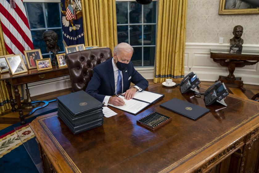 Joe Biden, Trump yönetiminin kararlarını tersine çeviren 17 kararname imzaladı