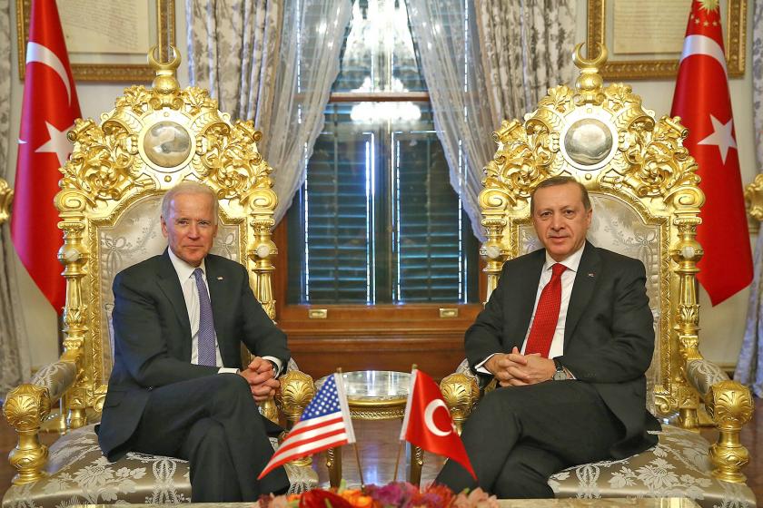 Joe Biden ve Recep Tayyip Erdoğan bir görüşme esnasında objektiflere gülümseyerek poz verirken.