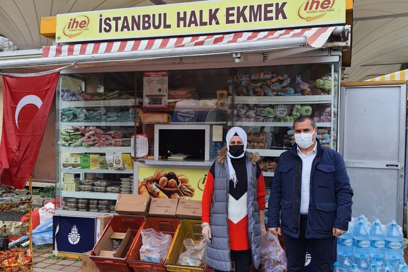 Özgen Nama Halk ekmek önünde bir vatandaşla kameralara poz verdi