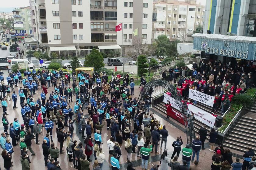 Buca Belediyesi işçileri belediye binası önünde toplu sözleşmenin anlaşmasını ilişkin açıklamayı dinlerken