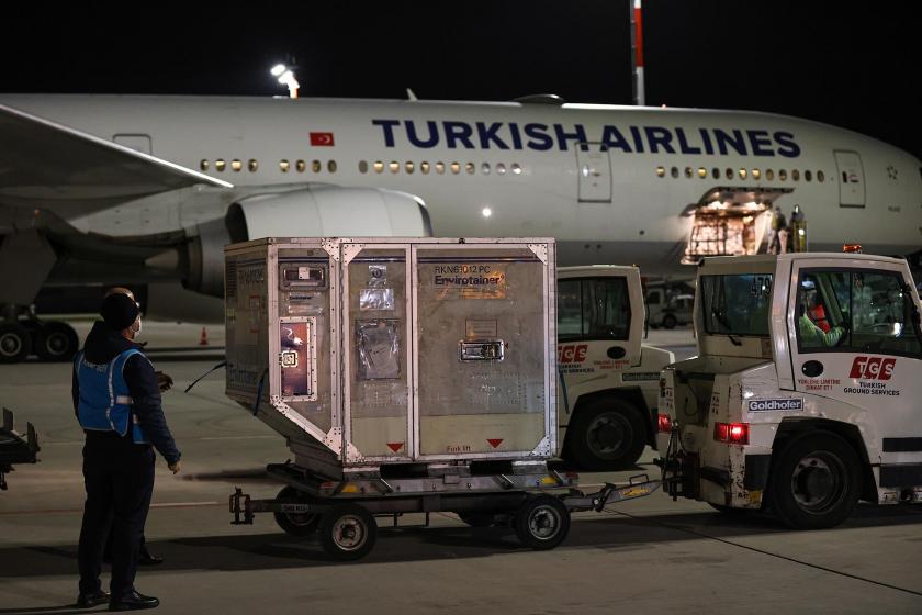 Çin'den sipariş edilen aşıların ikinci partisini taşıyan uçak (arkada) 