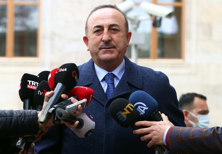 Mevlüt Çavuşoğlu gazetecilere açıklama yaparken