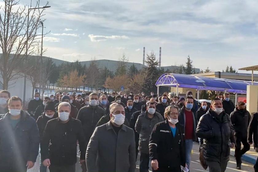 Çok sayıda Şişecam işçisi fabrika bahçesinde 