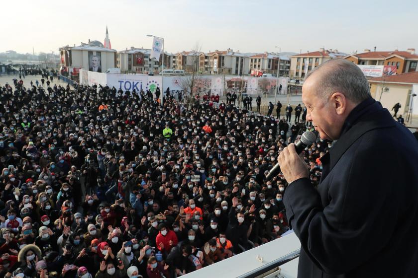 Erdoğan sosyal mesafeye uyulmayan törende kalabalığa sesleniyor