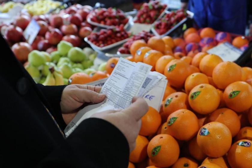 mevye tezgahı başında fatura tutan el