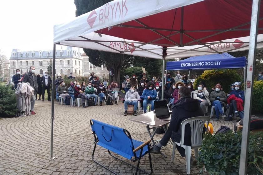 Boğaziçi Üniversitesi öğrenci ve akademisyenleri rektörlük binası önünde