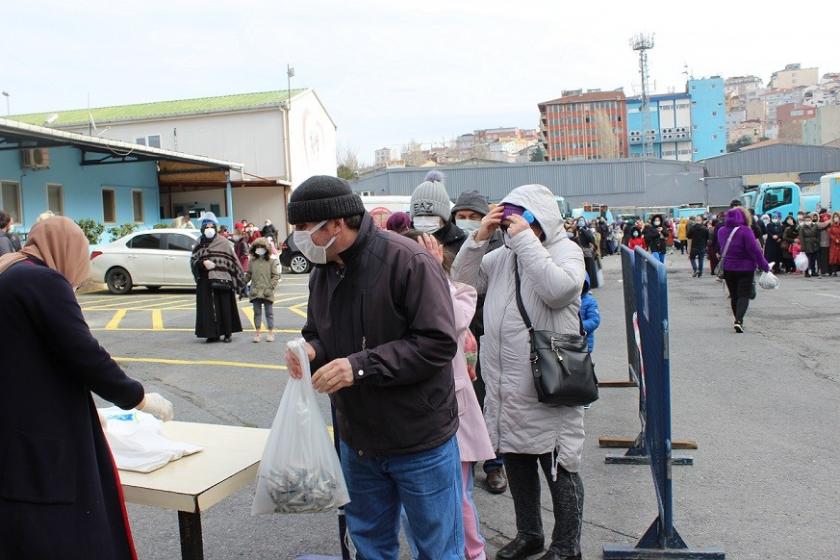 ücretsiz balık almak için sıraya giren insanlar