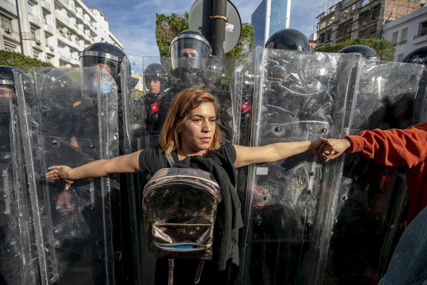 Tunus’ta geçen hafta gözaltına alınan gençlerin serbest bırakılması talebiyle, 'Halkın evlatları hapishanelerde' sloganıyla eylem düzenlendi.