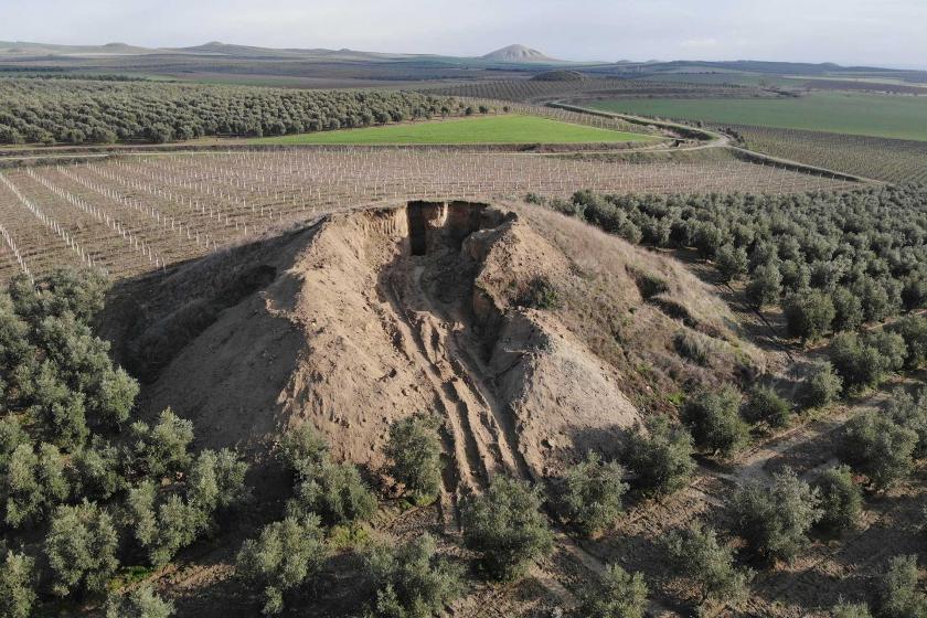 Manisa'da defineciler 2 bin 700 yıllık tümülüsleri iş makineleriyle tahrip etti