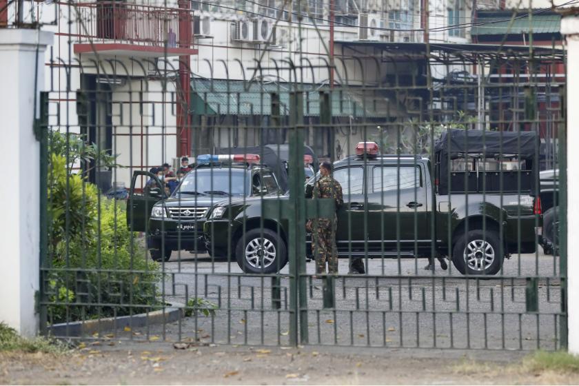 Myanmar'da darbenin ardından askerler sokakta.