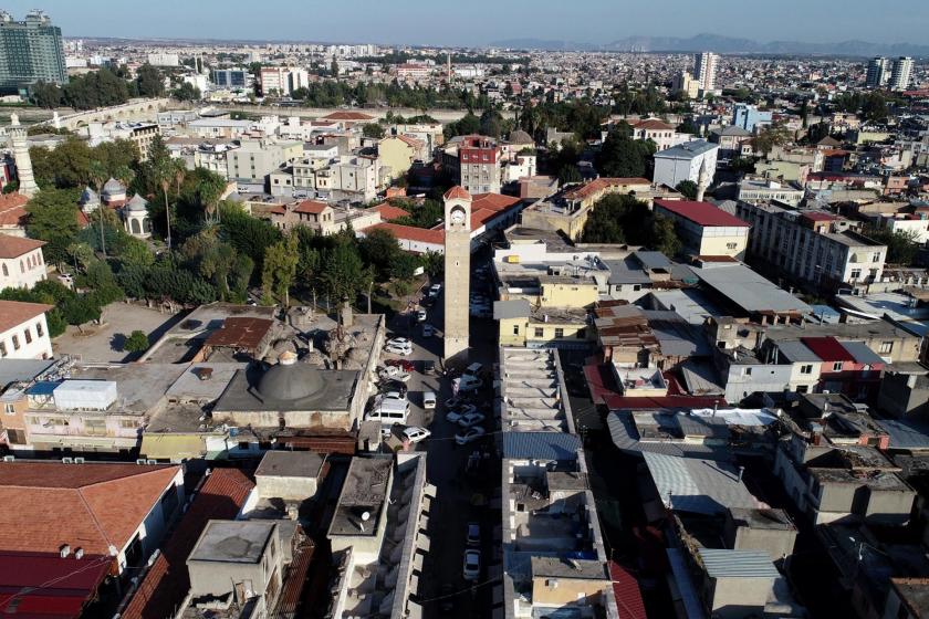 Adana'da saat kulesinin olduğu sokağın kuşbakışı fotoğrafı