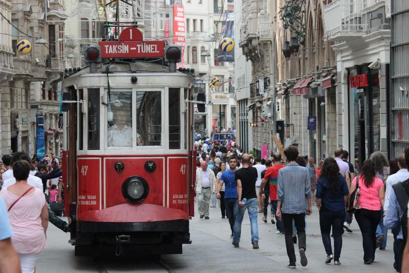 İstanbul'da İstiklal Caddesi'nde yürüyen insanlar.