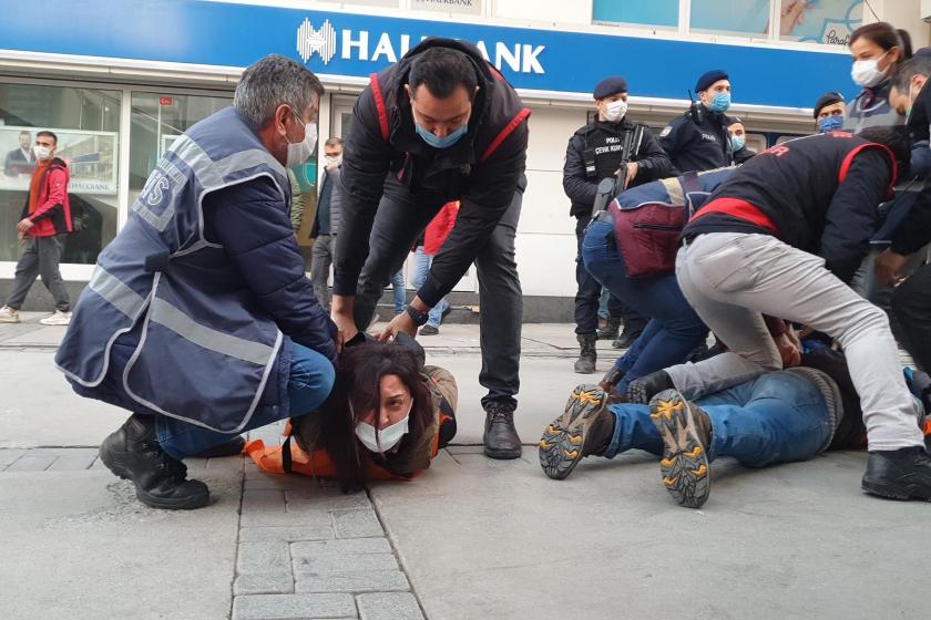 İzmir'de polis halkevleri üyelerini gözaltına aldı