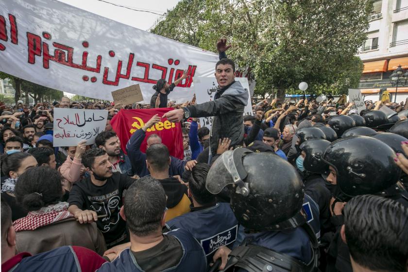 Tunus'ta halk gözaltına alınanların serbest bırakılması talebiyle yürüyüş düzenledi.