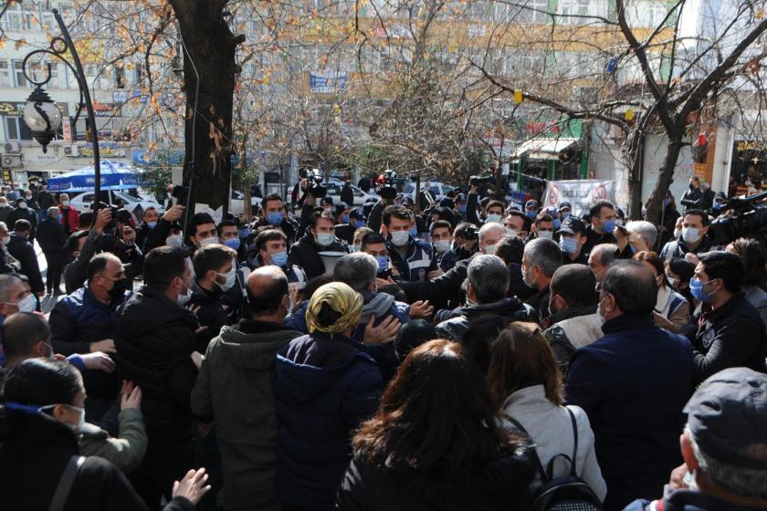 Dersim Emek ve Demokrasi Güçleri üyeleri ve onlara müdahale eden polisler