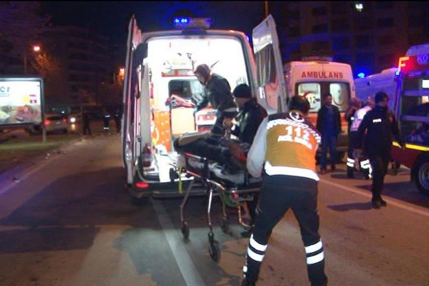 Yaralı işçi ambulansa bindiriliyor