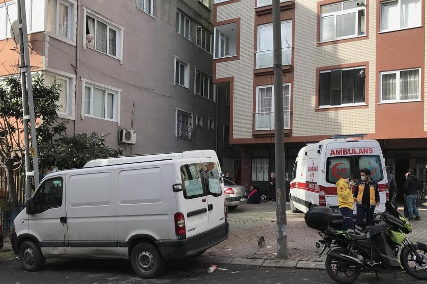 Güner Tekin'in düştüğü yer, ambulans (sağda)