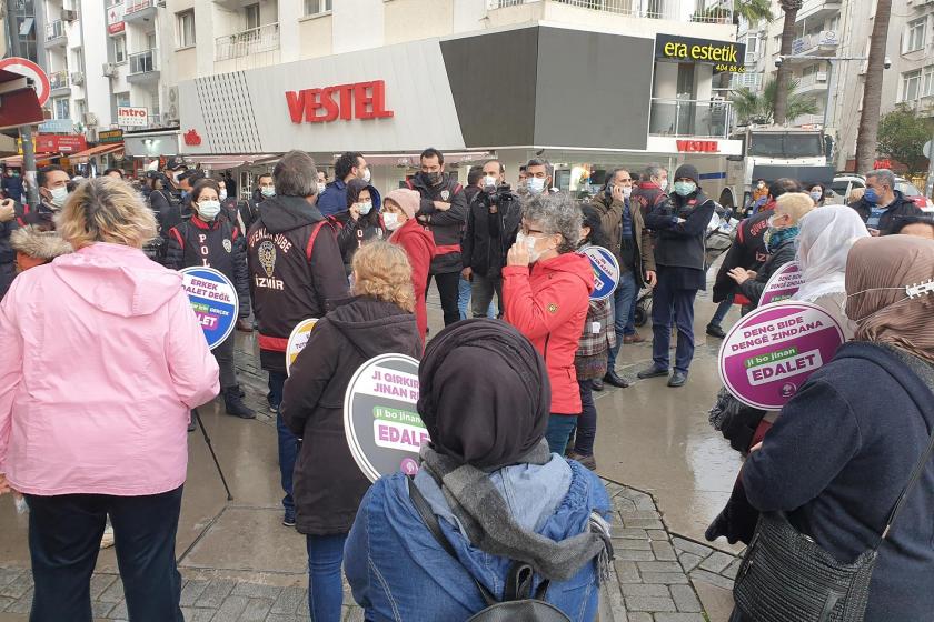 HDP'li kadınlar, karşılarında polis