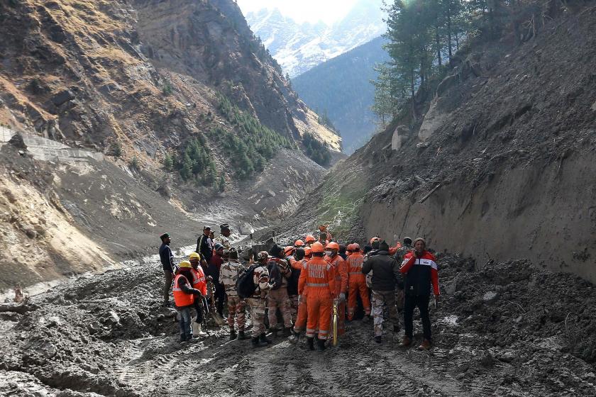 Hindistan'da selin meydana geldiği yerde yapılan arama kurtarma çalışması