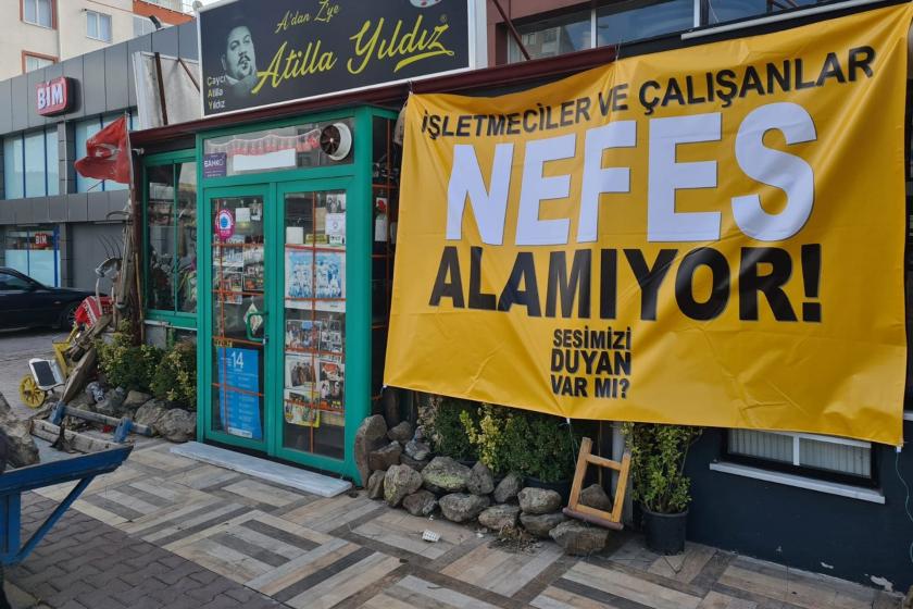 Kayseri’de kafe işletmecileri ve çalışanlar işyerlerine astıkları afişlerle seslerini duyurmaya çalışıyor.