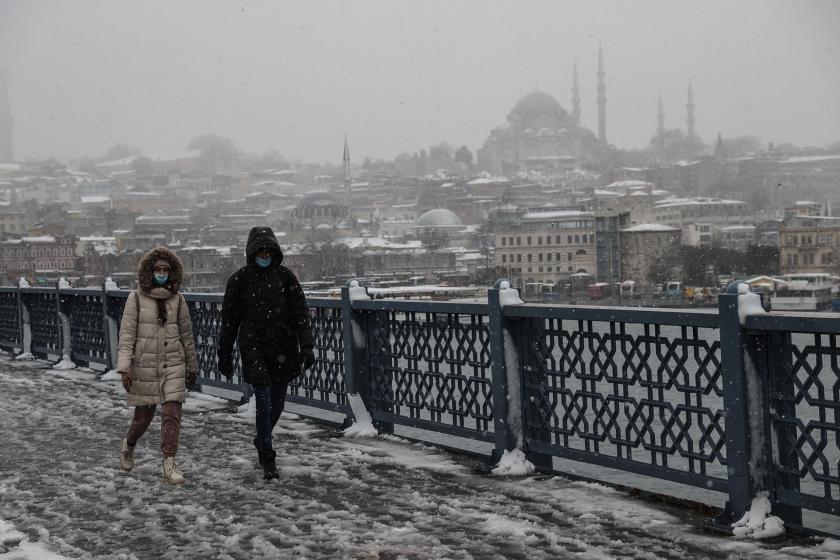 Galata köprüsünde karda yürüyenler