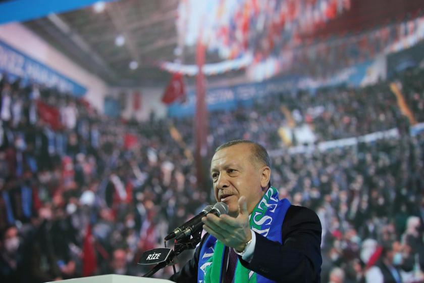 Erdoğan ve arkasındaki kalabalık