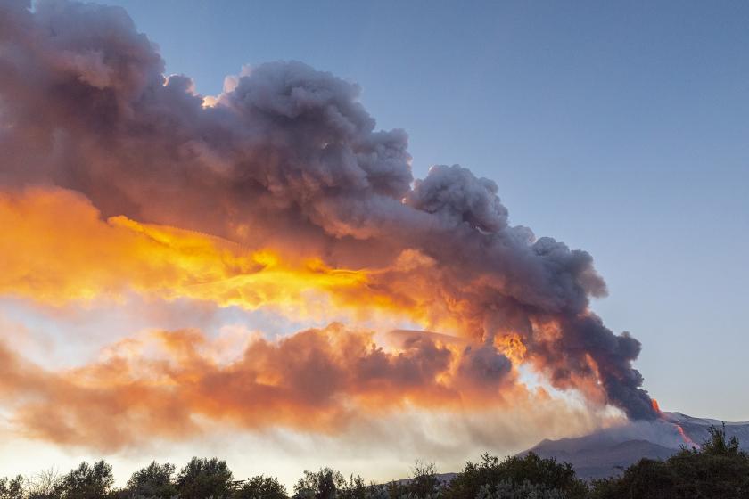 İtalya'nın güneyindeki aktif yanardağlardan Etna yeniden faaliyete geçti, yanardağda şiddetli volkanik patlamalar meydana geldi. 