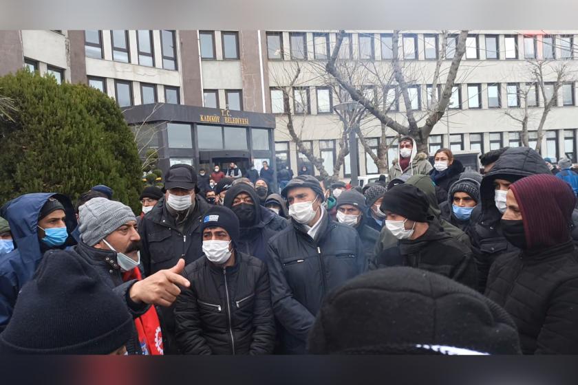 Kadıköy Belediyesi binası önünde grev yapan belediye işçileri