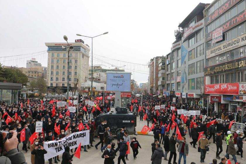 Van Valisi dün eylem yasağı getirdi, bugün AKP yürüyüşüne çağrı yaptı