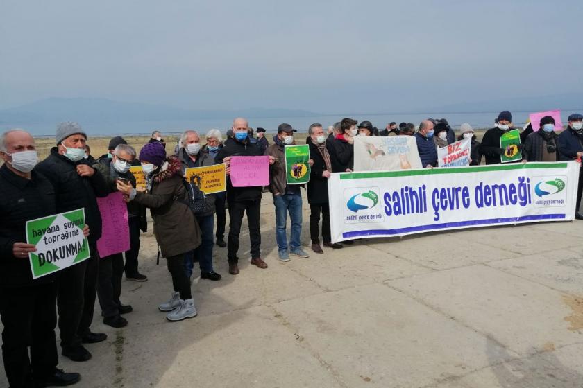 Yöre köylüleri ve ekoloji örgütleri Marmara Gölü kıyısındaki Tekelioğlu Köyünde basın açıklaması yaptı. 