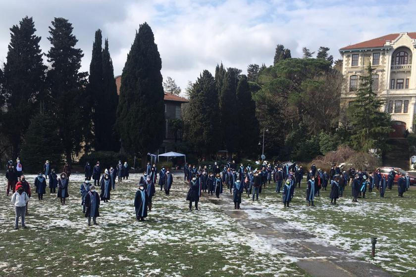 Boğaziçi Üniversitesi akademisyenleri, Melih Bulu'nun kayyum rektör olarak üniversiteye atanmasının ardından başlattıkları rektörlüğe sırt dönme eylemlerinin 47'nci gününde.