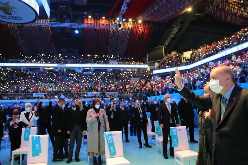 Erdoğan, İstanbul İl Kongresini selamlıyor.